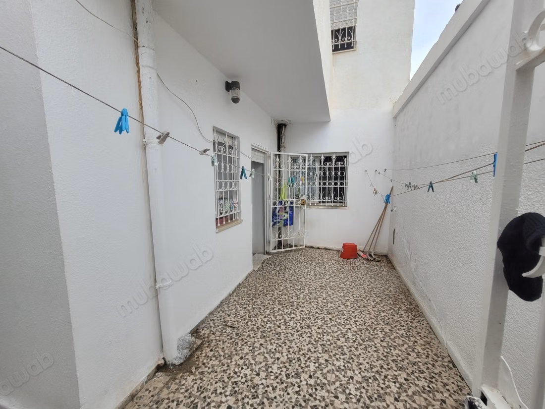 Vend appartement à Bizerte Le Corniche. 3 belles chambres. Fenêtres avec double vitrage et porte blindée