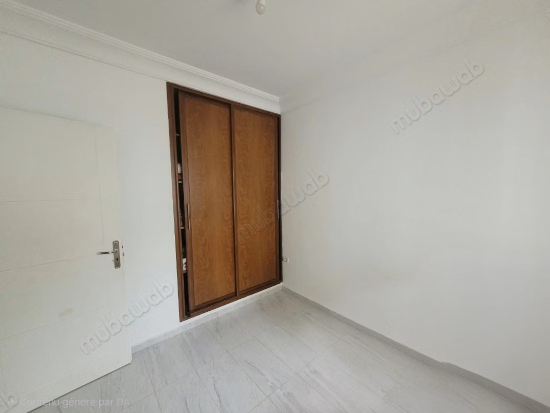 Vend appartement à Bizerte Le Corniche. 3 belles chambres. Fenêtres avec double vitrage et porte blindée