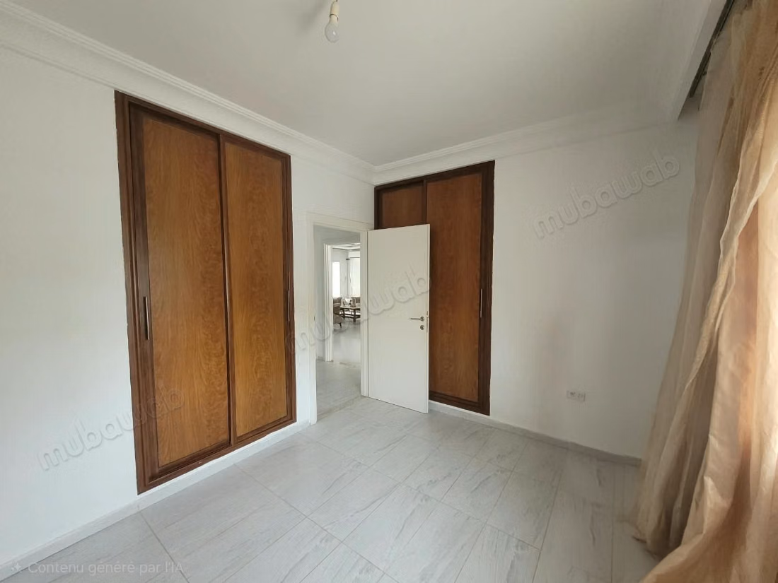 Vend appartement à Bizerte Le Corniche. 3 belles chambres. Fenêtres avec double vitrage et porte blindée