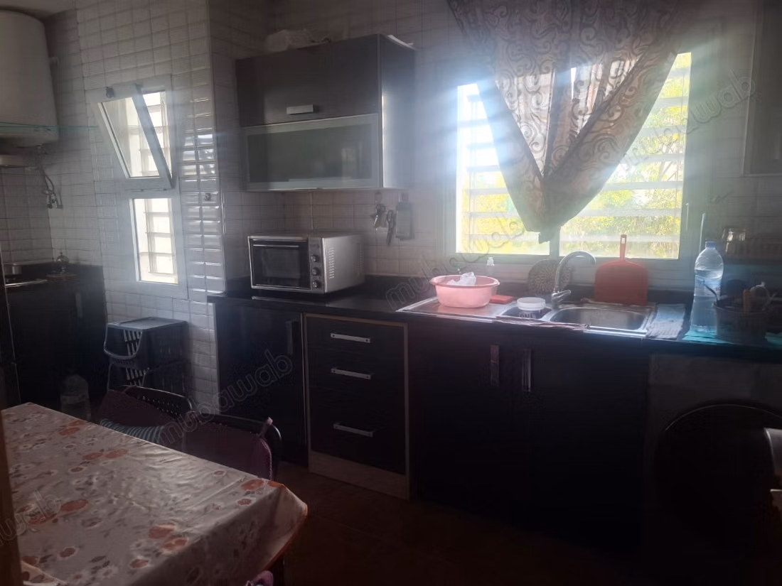 Apartamento hermoso en venta en Al Irrfan. Área total de 70 m². Salón marroquí y servicio de seguridad.