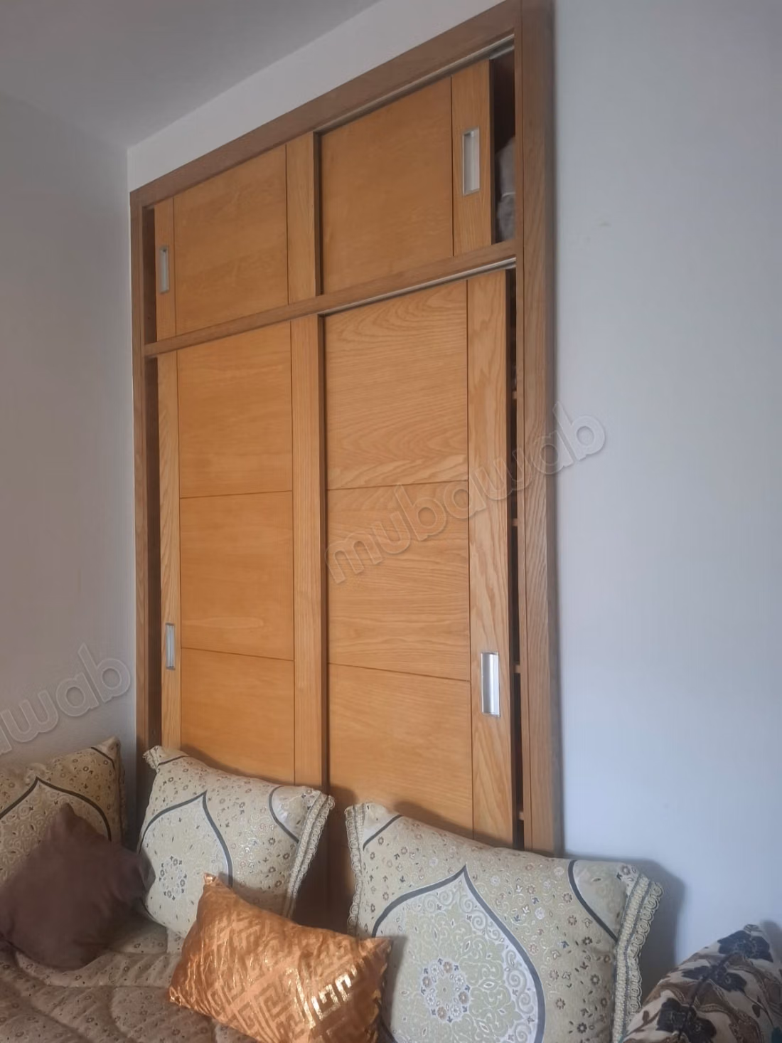 Apartamento hermoso en venta en Al Irrfan. Área total de 70 m². Salón marroquí y servicio de seguridad.