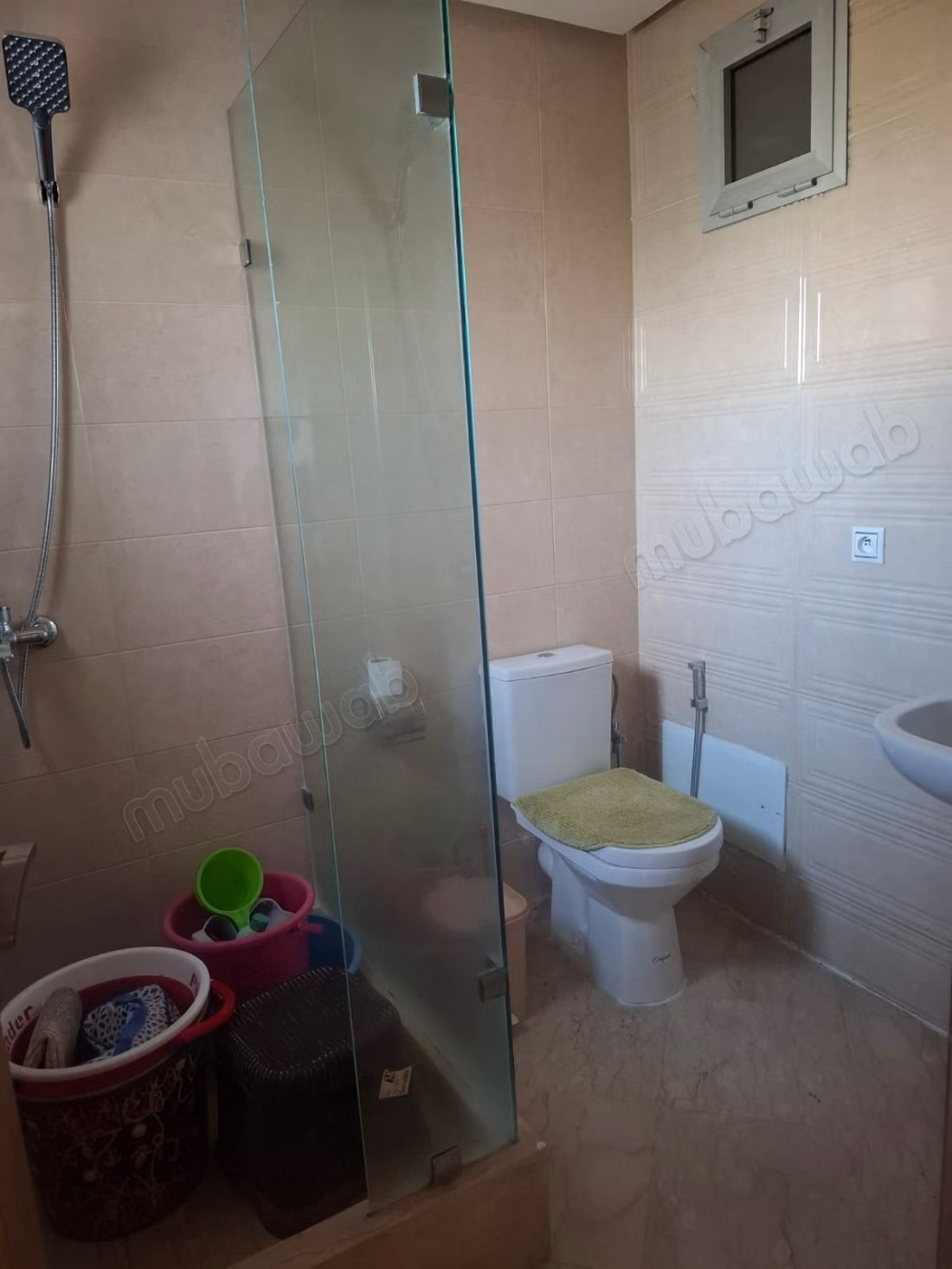 Apartamento hermoso en venta en Al Irrfan. Área total de 70 m². Salón marroquí y servicio de seguridad.