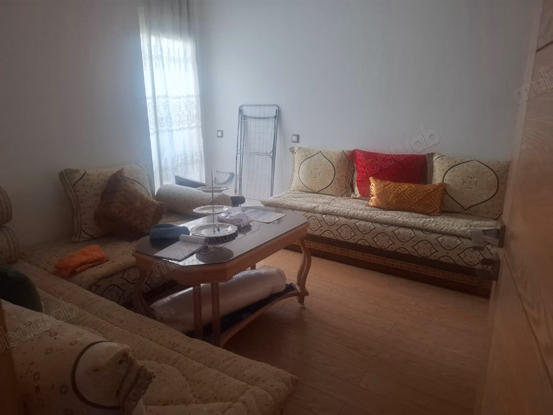 Apartamento hermoso en venta en Al Irrfan. Área total de 70 m². Salón marroquí y servicio de seguridad.