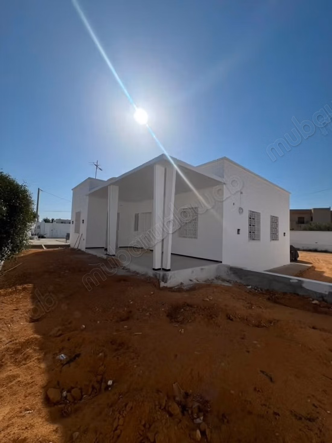 Luxury villa for rent in Menzel Hedi Chaker. 5 comfortable rooms. Double glazing windows and armored door.