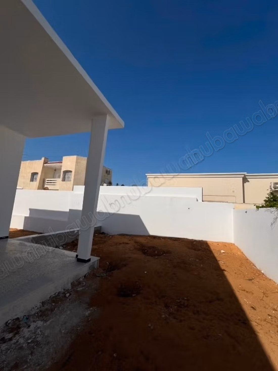 Luxury villa for rent in Menzel Hedi Chaker. 5 comfortable rooms. Double glazing windows and armored door.