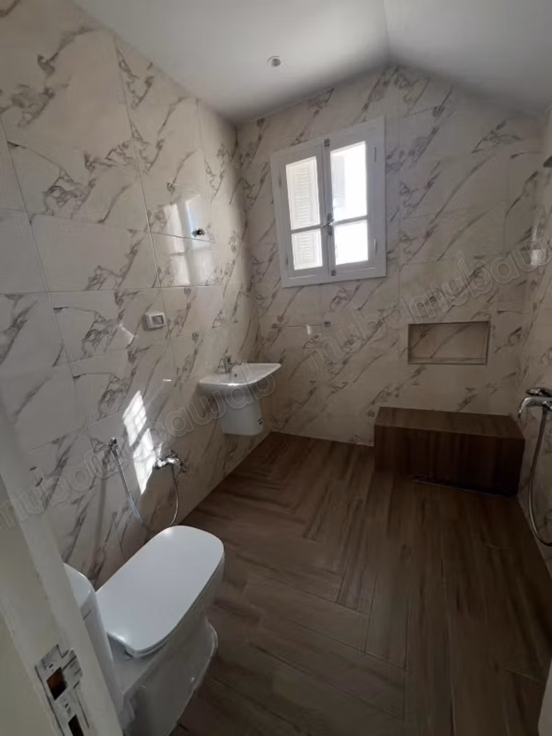 Luxury villa for rent in Menzel Hedi Chaker. 5 comfortable rooms. Double glazing windows and armored door.