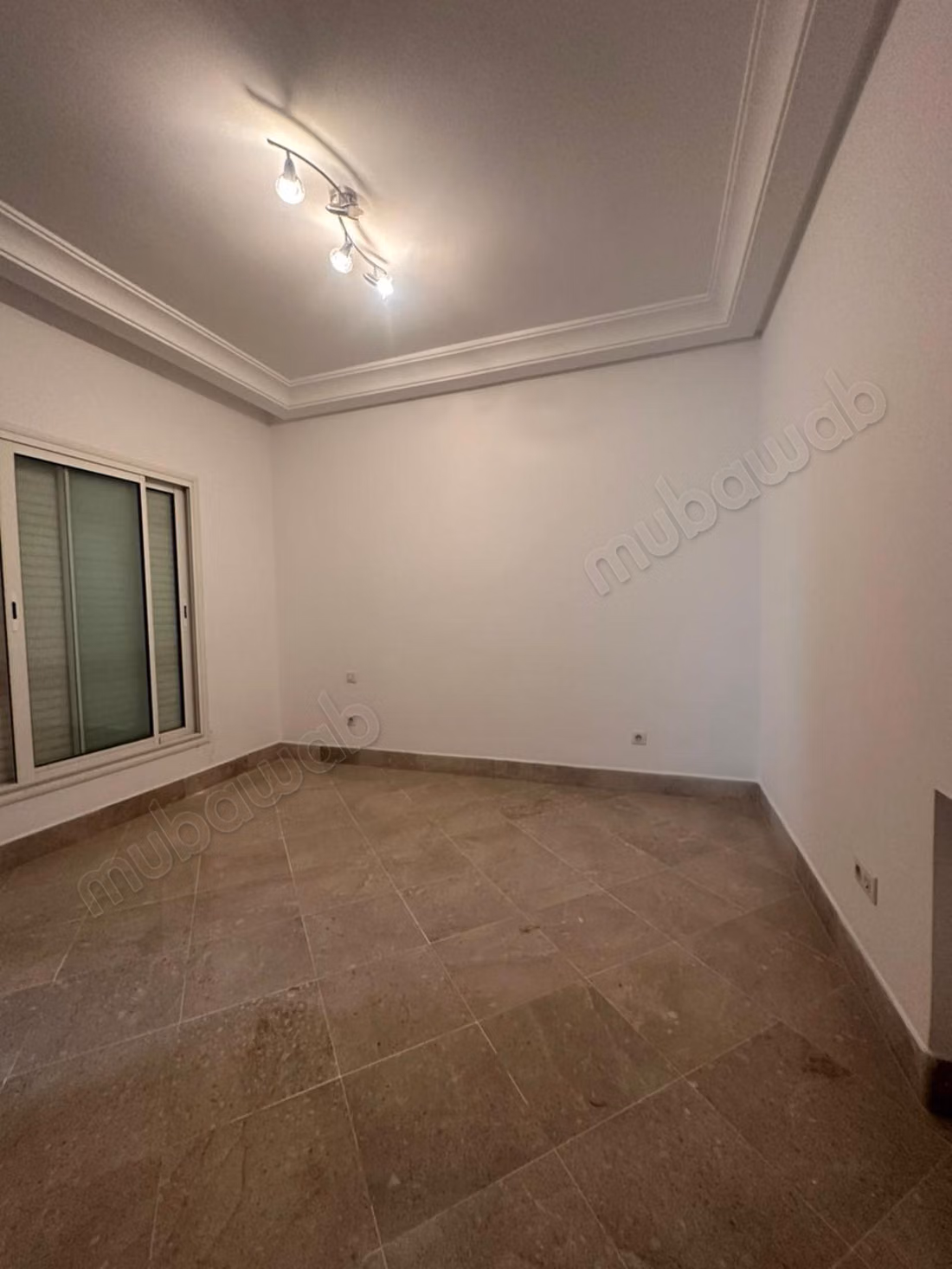 Stunning villa for rent in Cité Les Pins. Area of 600 m². Well furnished
