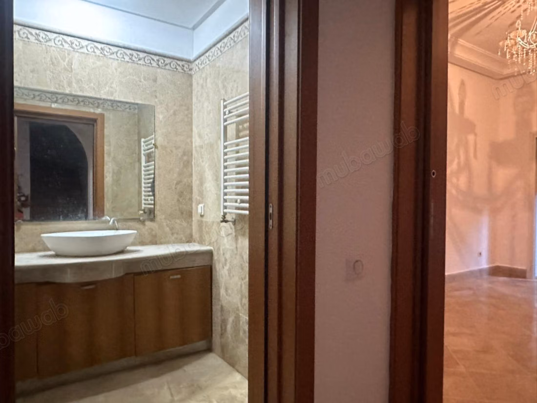 Stunning villa for rent in Cité Les Pins. Area of 600 m². Well furnished