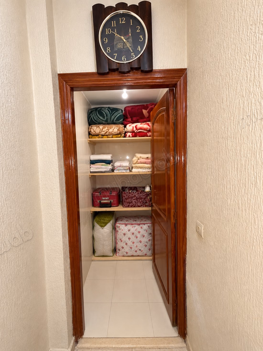Se vende apartamento en Bourmana. 4 habitaciones. Bien amueblado