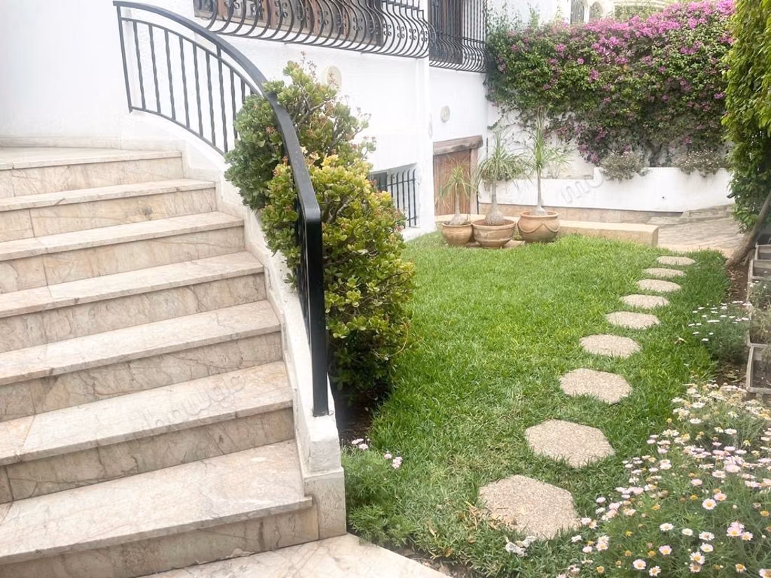 Villa de luxe à louer à CIL Hay Salam.
Surface totale 430 m²