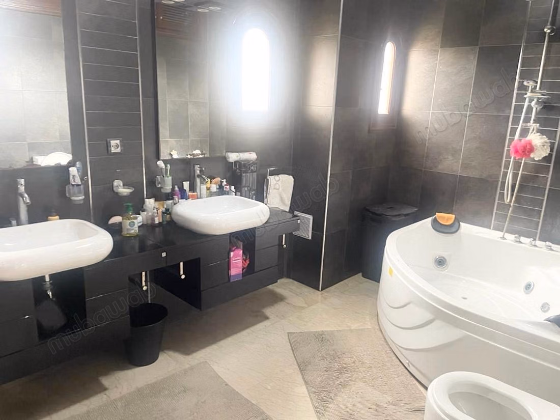 Villa de luxe à louer à CIL Hay Salam.
Surface totale 430 m²