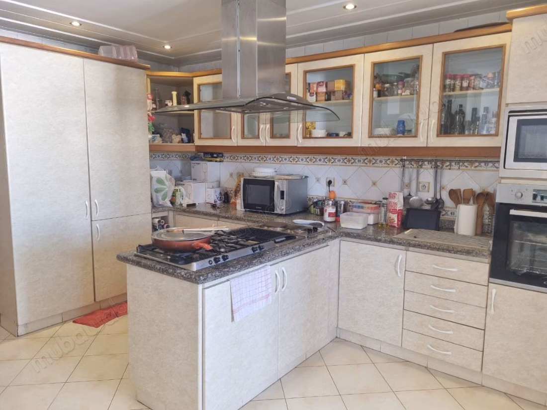Villa meublée à louer à CIL Hay Salam. 
Surface totale 430 m²