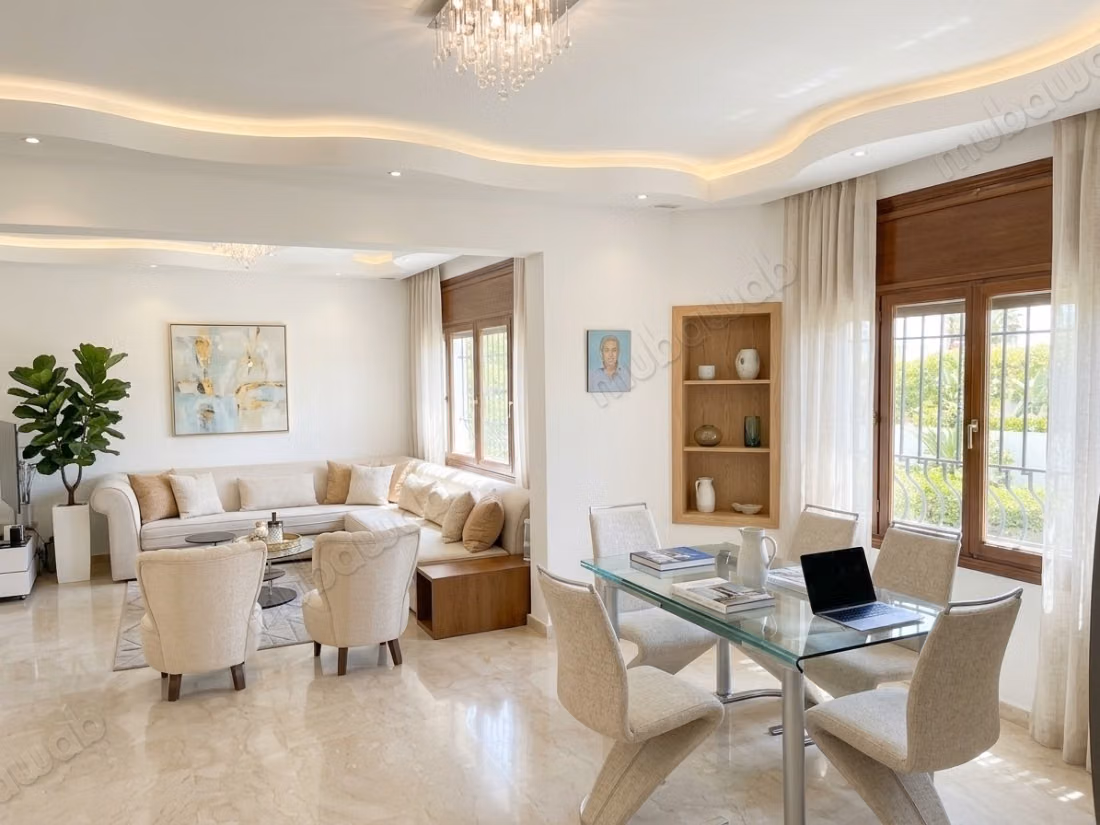 Villa meublée à louer à CIL Hay Salam. 
Surface totale 430 m²