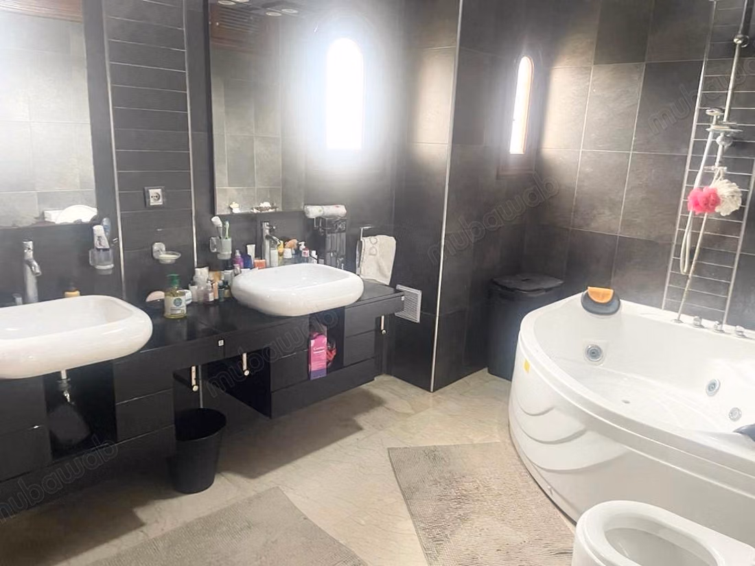 Villa meublée à louer à CIL Hay Salam. 
Surface totale 430 m²