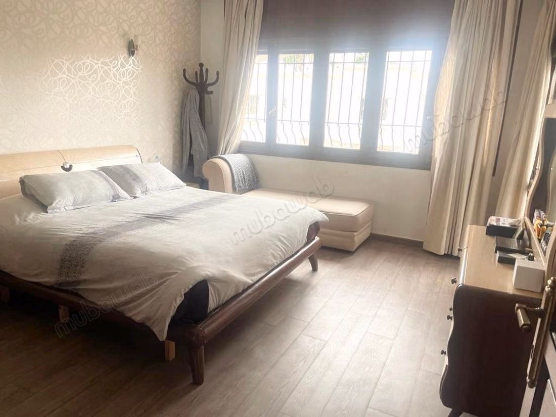 Villa meublée à louer à CIL Hay Salam. 
Surface totale 430 m²