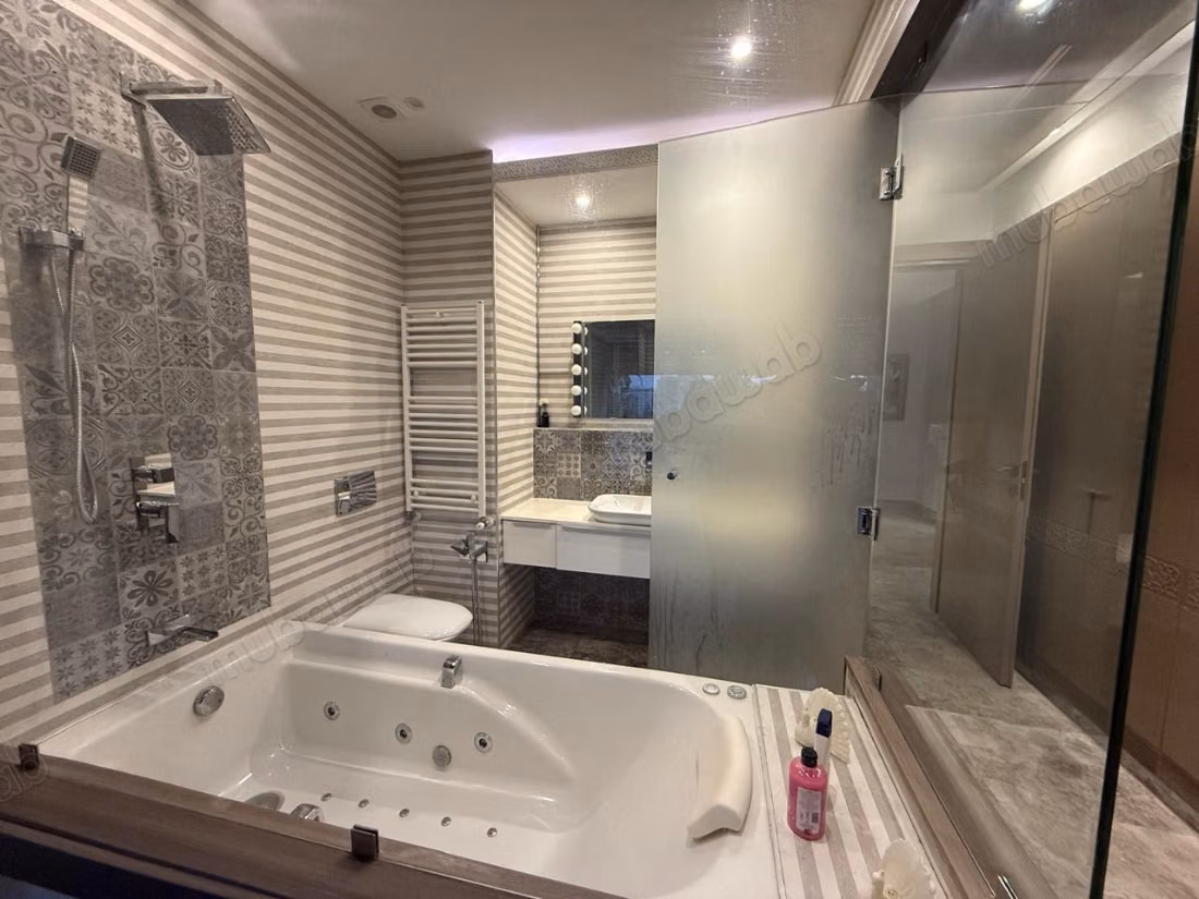 Magnifique penthouse moderne avec piscine au Lac 2