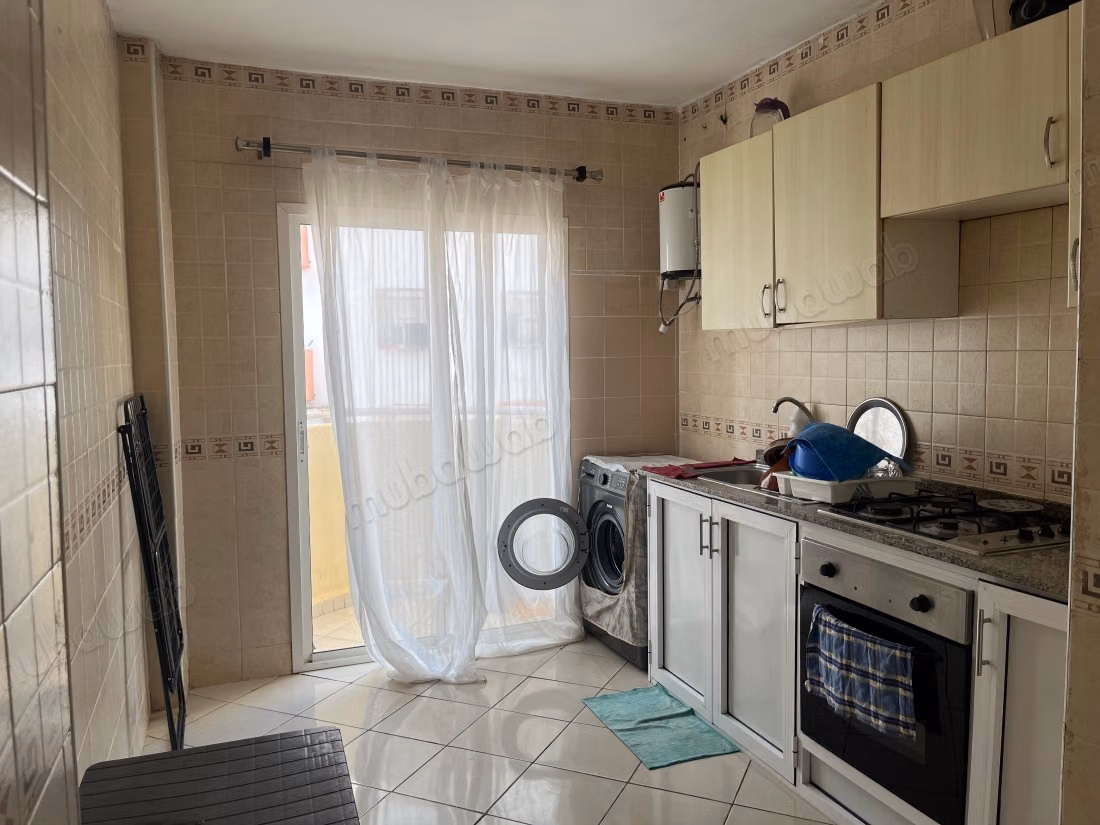 Appartements te huur in de vredeswijk. Totale oppervlakte 70 m². Satellietschotel en beveiliging.
