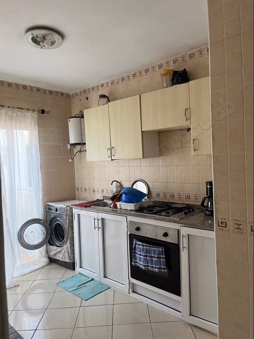 Appartements te huur in de vredeswijk. Totale oppervlakte 70 m². Satellietschotel en beveiliging.