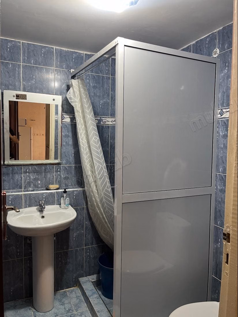 Appartements te huur in de vredeswijk. Totale oppervlakte 70 m². Satellietschotel en beveiliging.