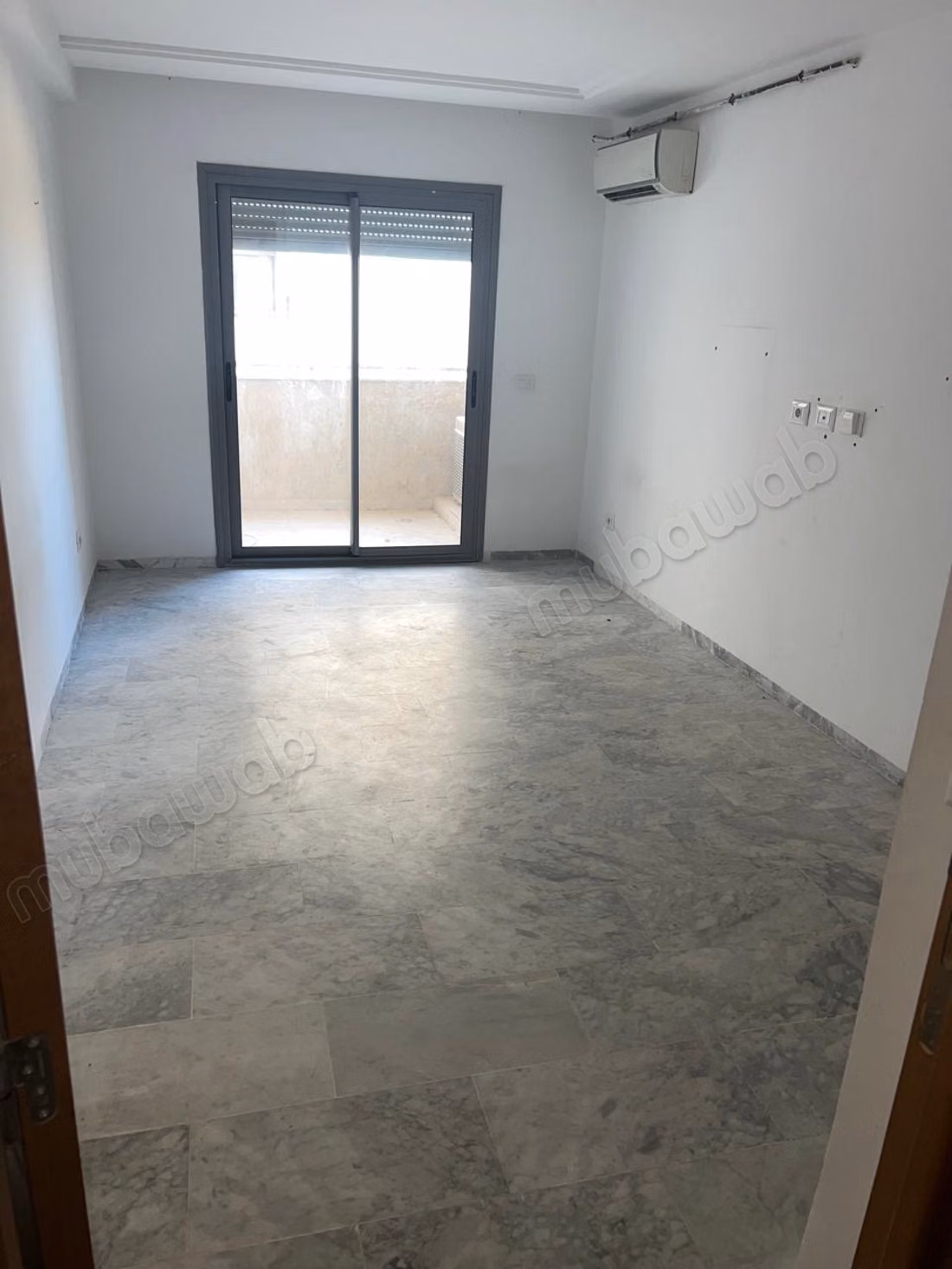 Apartment for rent in El Aouina. Area 80 m². Concierge service and air conditioning