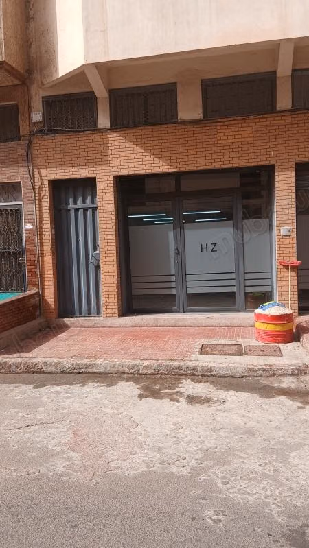 Local commercial à louer à Hay Hassani.
Surface de 193 m²