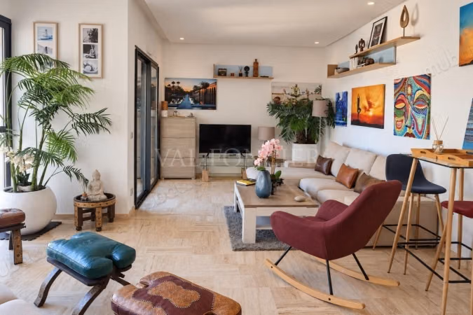 Huur Moderne Gemeubileerde Studio 70m2 Hoge Verdieping met Terras CFC, Casablanca