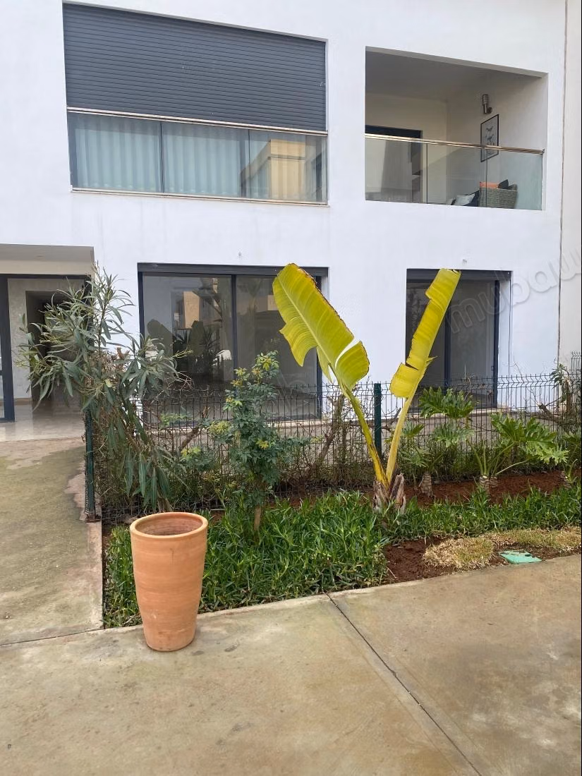 Appartement à louer à Dar Bouazza. 3 pièces. Terrasse et jardin
