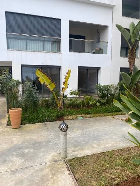 Appartement à louer à Dar Bouazza. 3 pièces. Terrasse et jardin