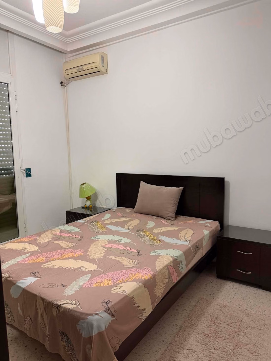 Bel appartement en location à El Aouina. 
2 belles chambres. 
Service de concierge et climatisation