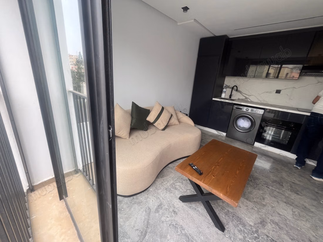 Studio à louer pres du Bd Abdelmoumen Tantonville avec une belle terrasse. 
1 chambre. 
Bien meublé