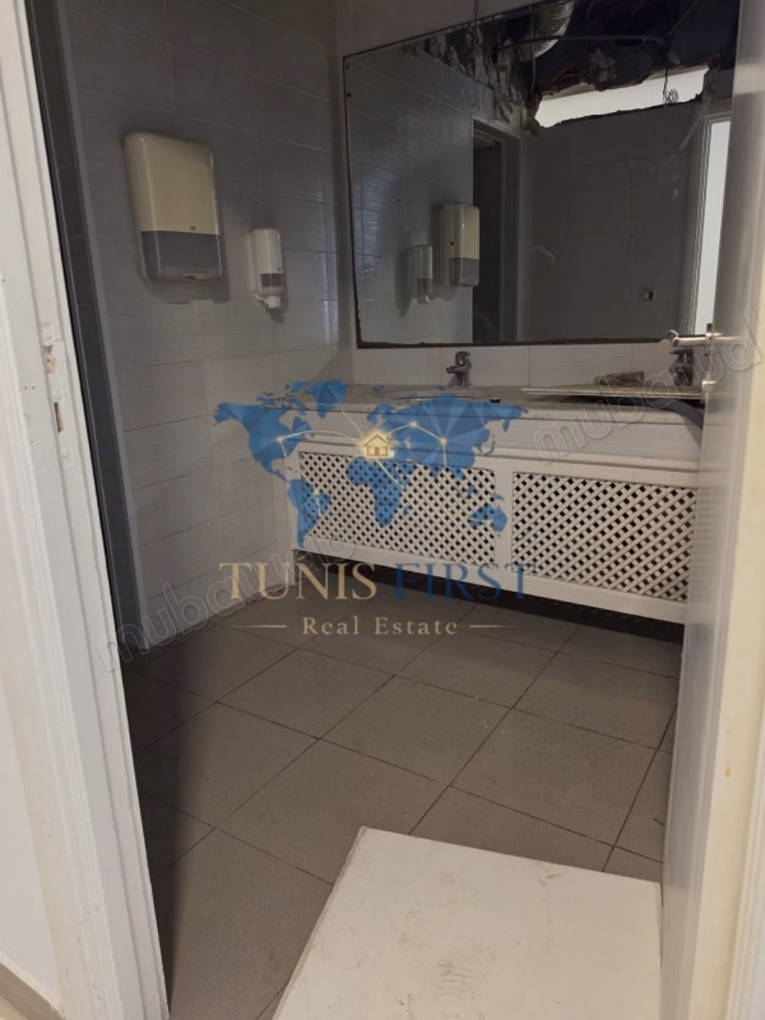 For Rent Office of 300 m² at the Lakeshores 1
