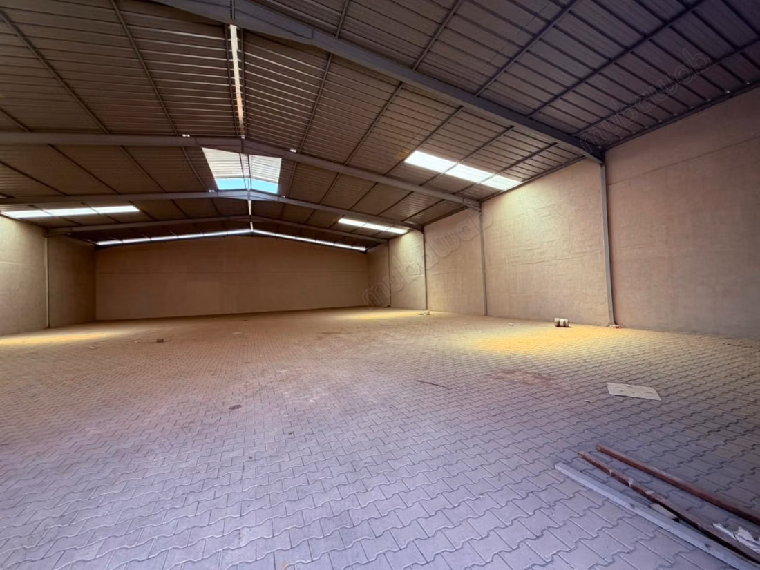 Entrepôt / Hangar 700 m² à louer – Idéal pour activité professionnelle