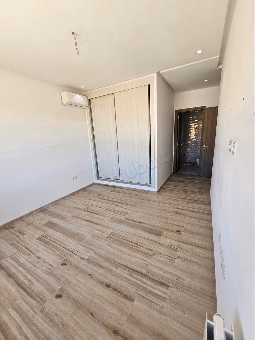 Location d'un appartement à Cité Ennasr 2. 
Superficie 110 m². 
Antenne parabolique, résidence sécurisée