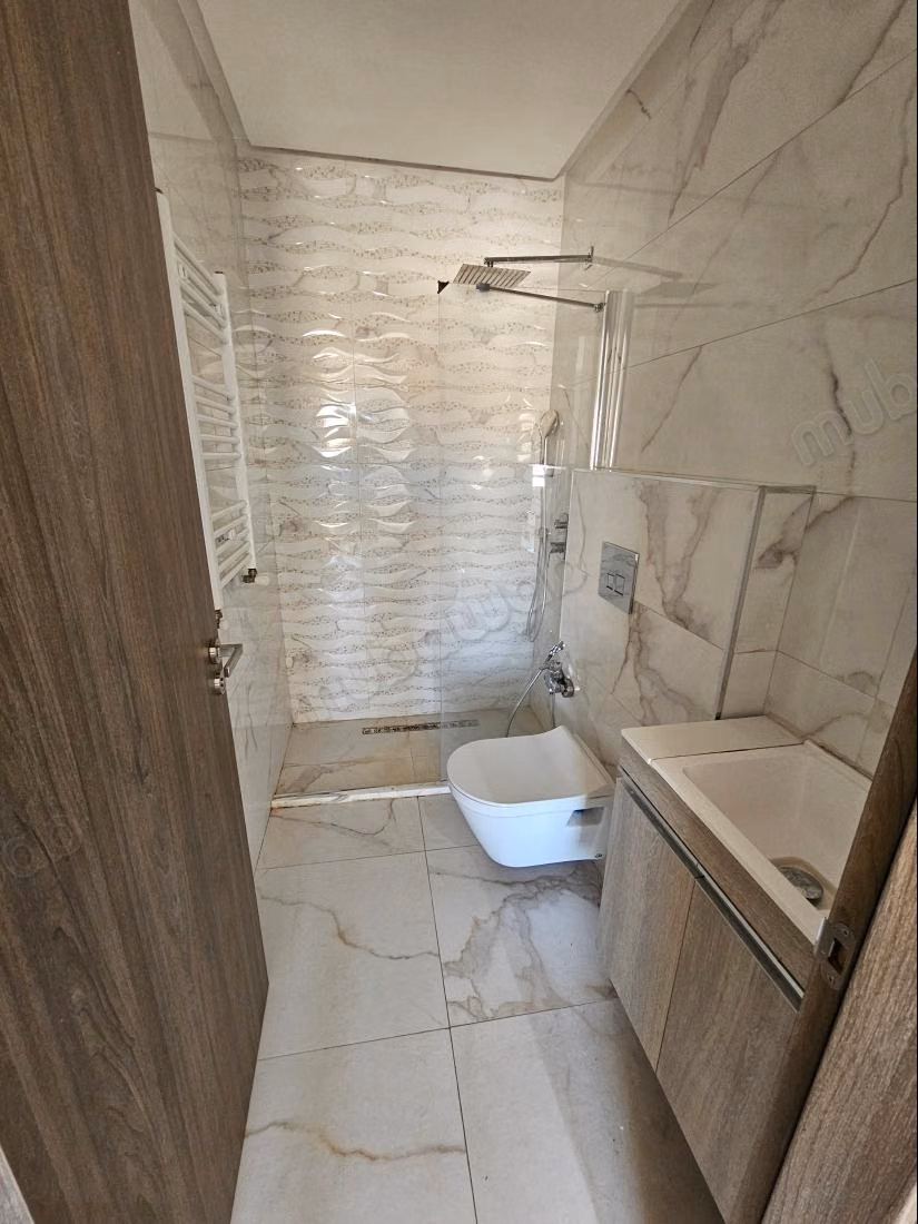 Location d'un appartement à Cité Ennasr 2. 
Superficie 110 m². 
Antenne parabolique, résidence sécurisée