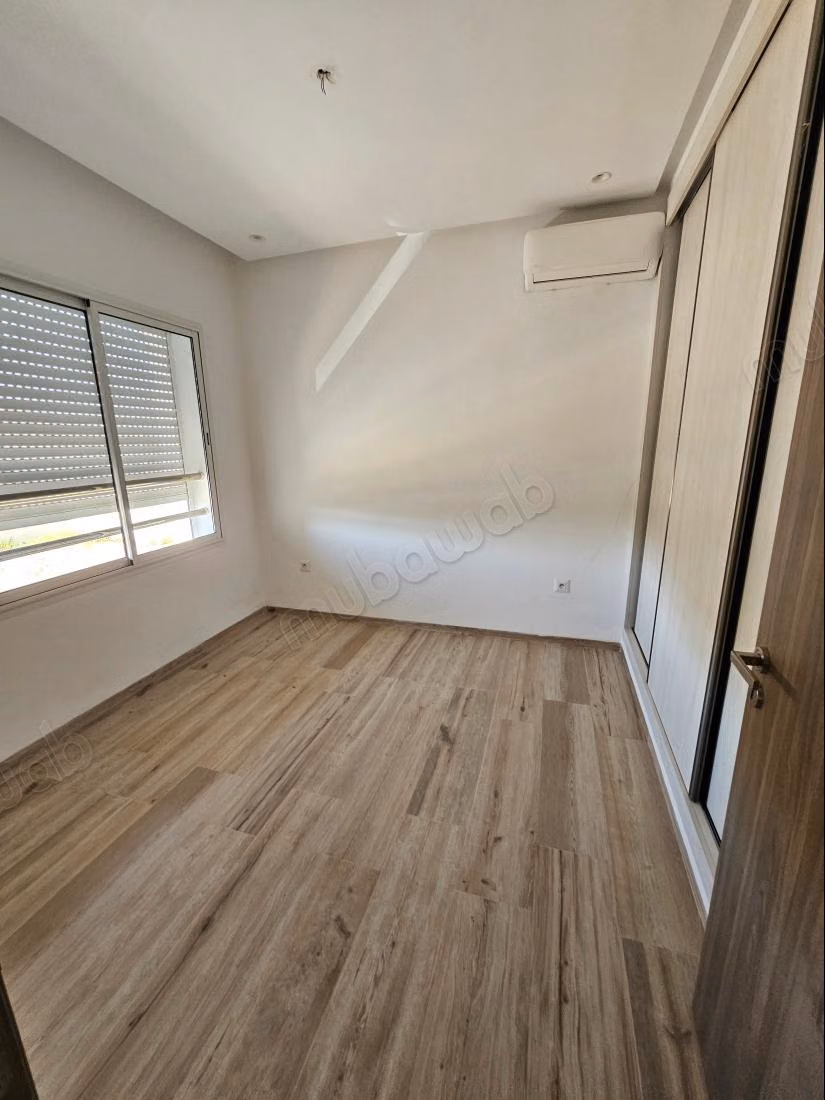 Location d'un appartement à Cité Ennasr 2. 
Superficie 110 m². 
Antenne parabolique, résidence sécurisée