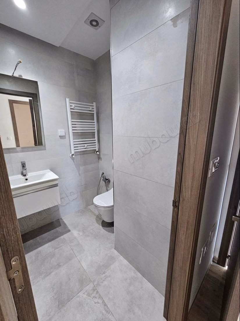 Location d'un appartement à Cité Ennasr 2. 
Superficie 110 m². 
Antenne parabolique, résidence sécurisée