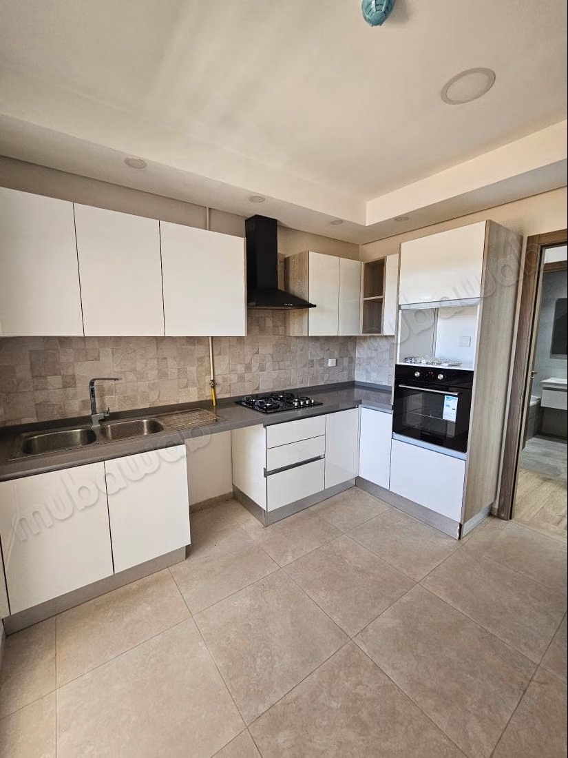 Location d'un appartement à Cité Ennasr 2. 
Superficie 110 m². 
Antenne parabolique, résidence sécurisée