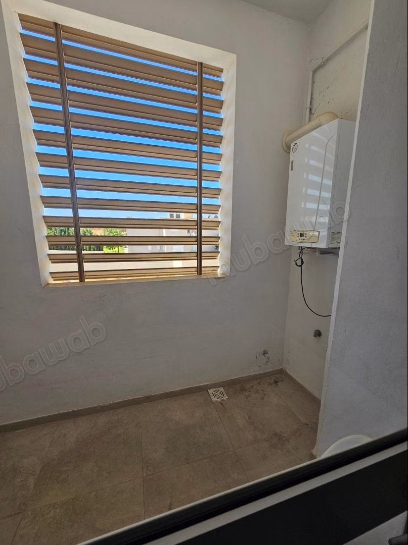 Location d'un appartement à Cité Ennasr 2. 
Superficie 110 m². 
Antenne parabolique, résidence sécurisée