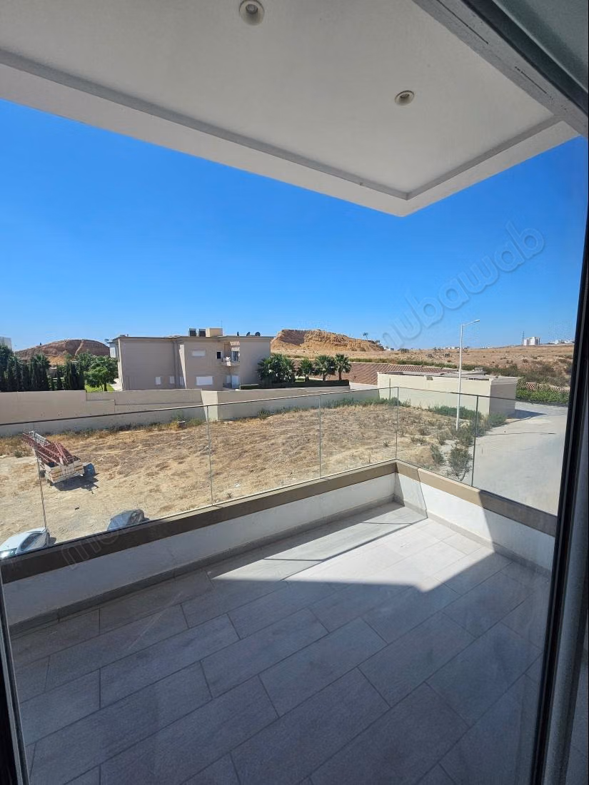 Location d'un appartement à Cité Ennasr 2. 
Superficie 110 m². 
Antenne parabolique, résidence sécurisée