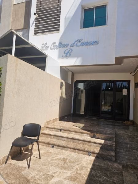 Location d'un appartement à Cité Ennasr 2. 
Superficie 110 m². 
Antenne parabolique, résidence sécurisée