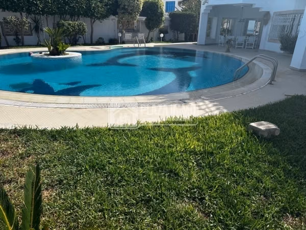 For rent a villa in Marsa Cube by the water