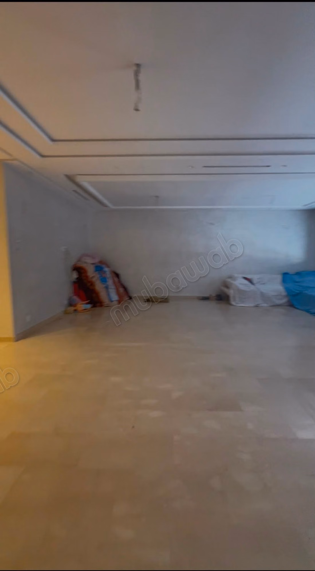 Appartamento vuoto con due camere da letto in affitto