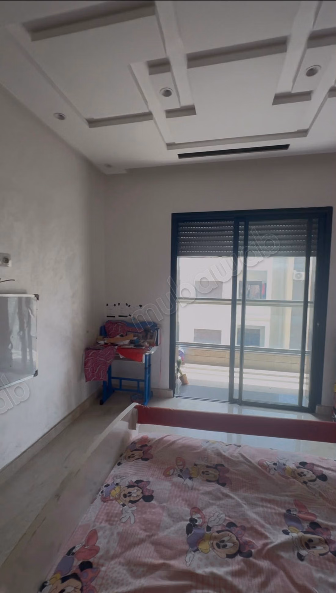 Appartamento vuoto con due camere da letto in affitto