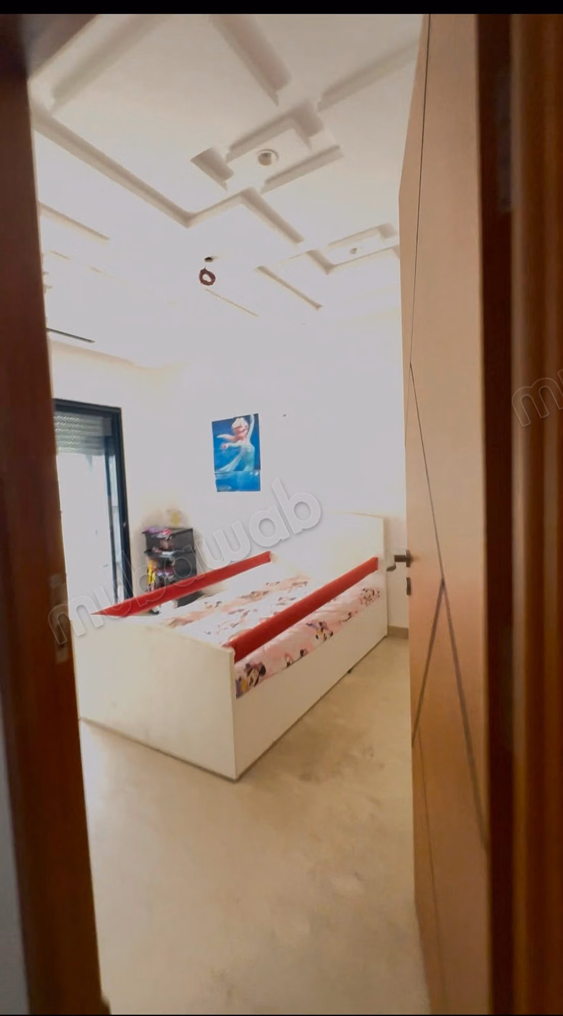 Appartamento vuoto con due camere da letto in affitto