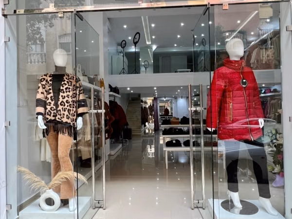 Bellissimo negozio in vendita a Hay Hassani. Superficie totale di 101 m². Riscaldamento centralizzato