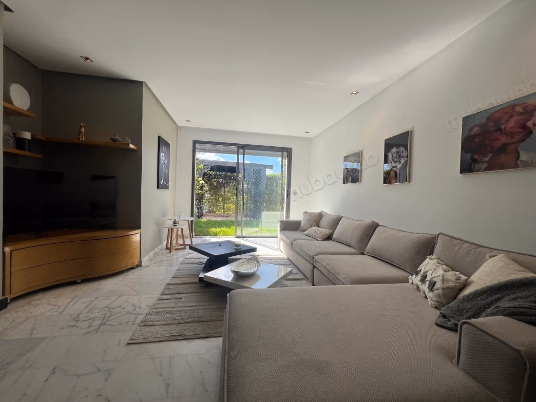 Bel appartement en location à Ville Verte.
Superficie 260 m².
Meublé
