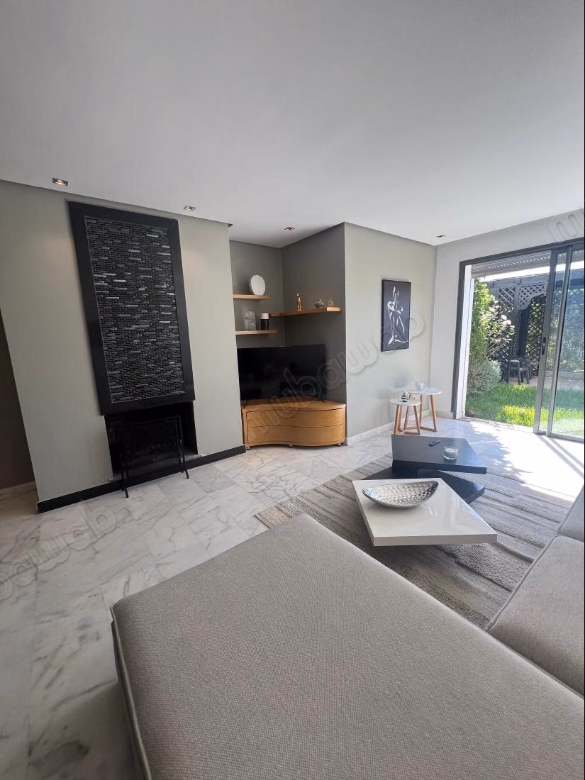 Bel appartement en location à Ville Verte.
Superficie 260 m².
Meublé