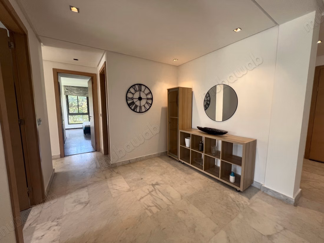 Bel appartement en location à Ville Verte.
Superficie 260 m².
Meublé