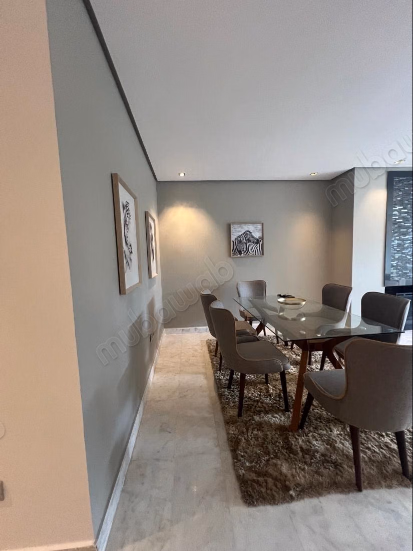 Bel appartement en location à Ville Verte.
Superficie 260 m².
Meublé