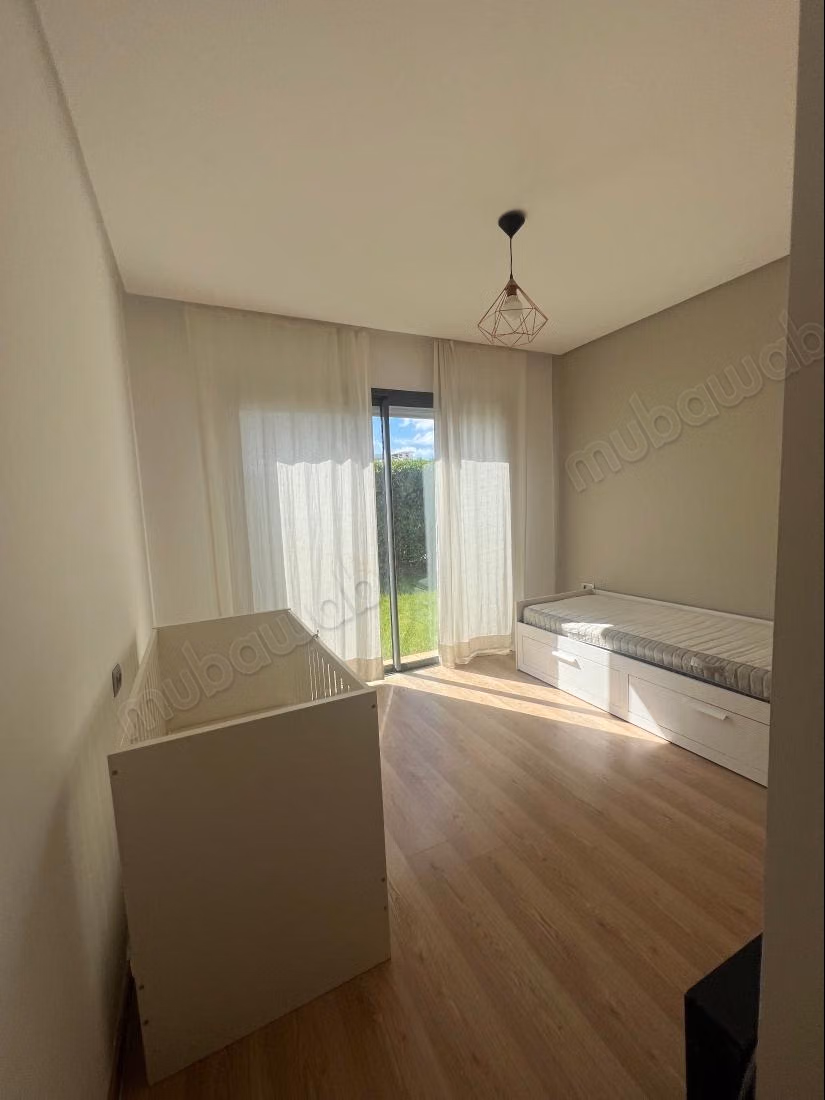 Bel appartement en location à Ville Verte.
Superficie 260 m².
Meublé